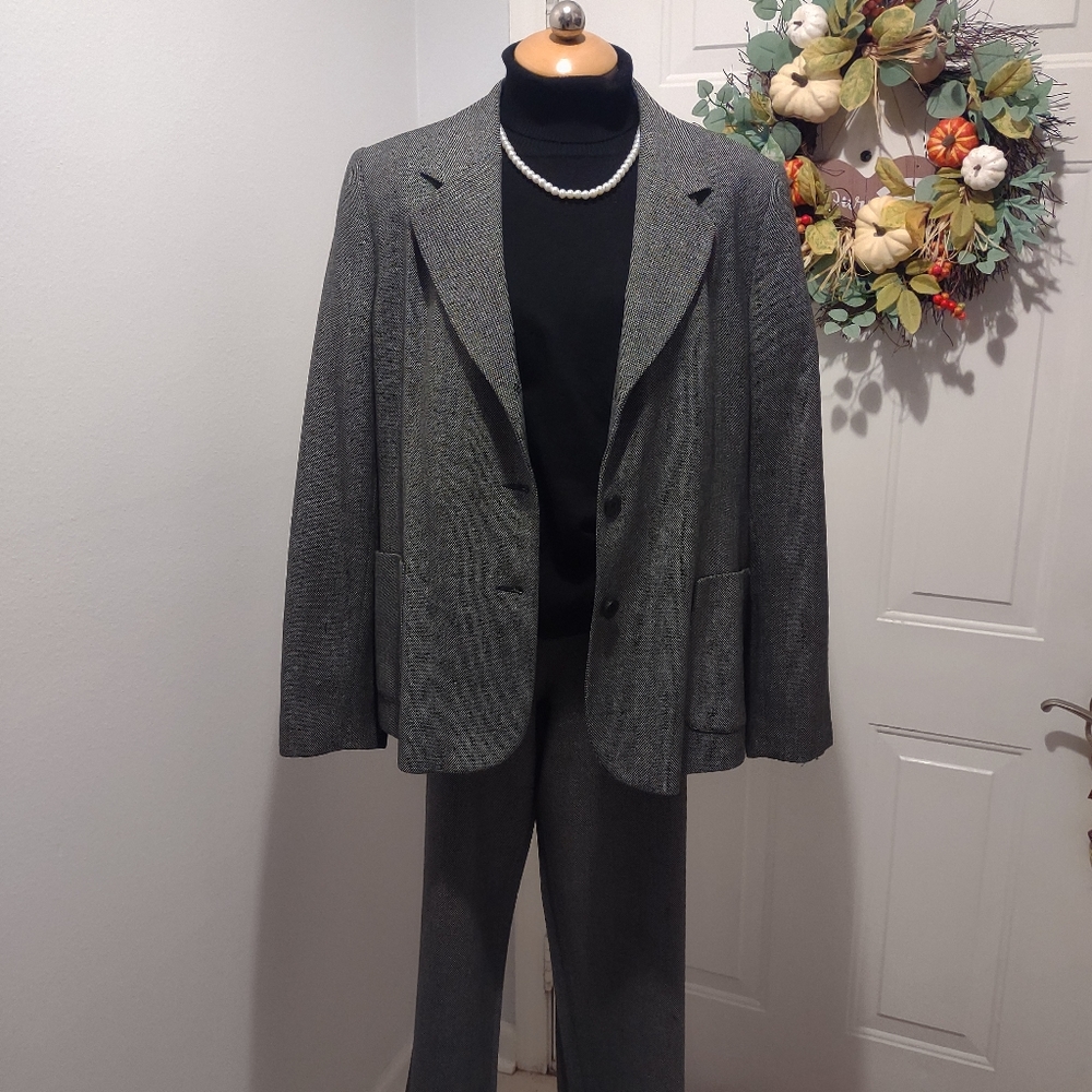 Investments 2pc Pant Suit Black & White Size 16